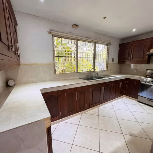 Casa en Venta en Las Colinas IV Etapa, Managua | Piscina y 1,811 m² de Terreno | US$450,000 - Imagen 8