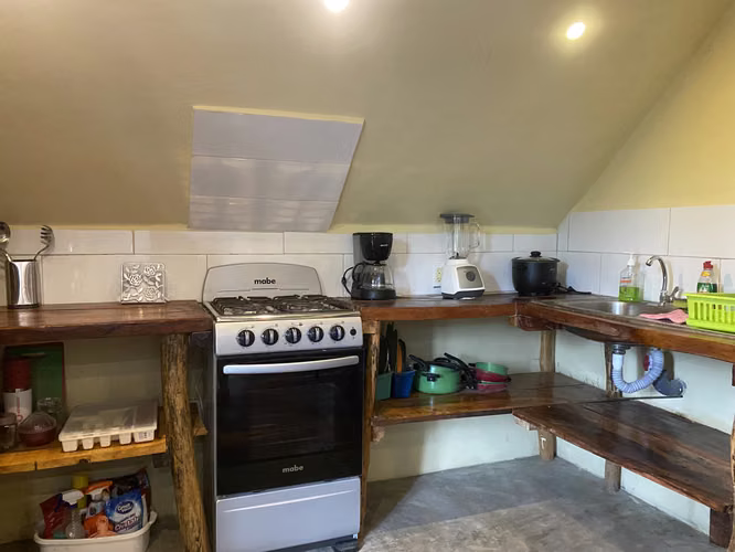 2-Story Jungle Apartment with Mountain View – 5 Min Walk to Playa Maderas - Imagen 7