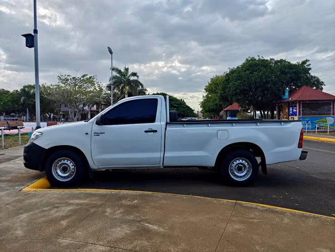 TOYOTA HILUX CABINA SENCILLA 4X2