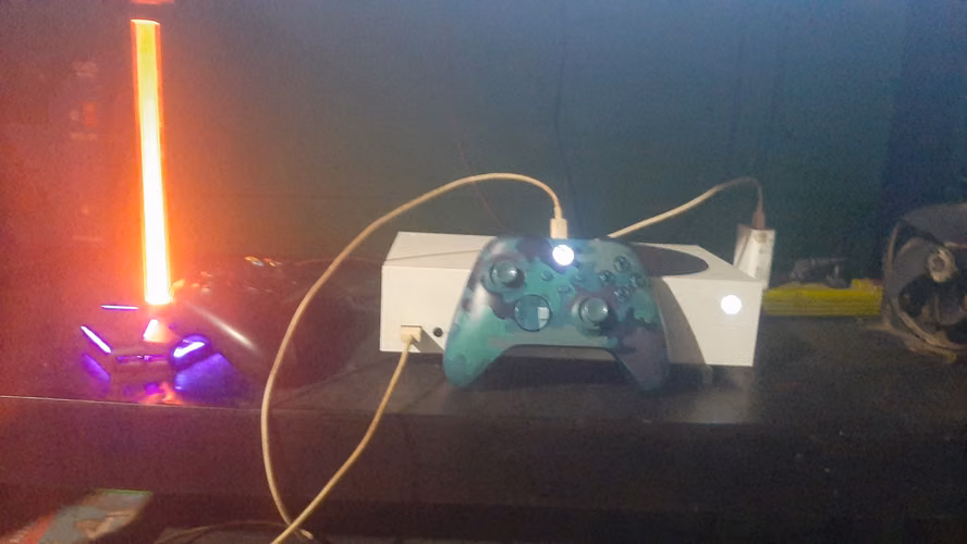 Xbox series s usada con 2 controles y soporte para auricular - Imagen 3