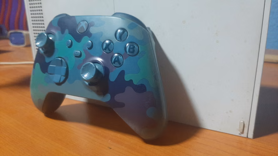 Xbox series s usada con 2 controles y soporte para auricular - Imagen 5