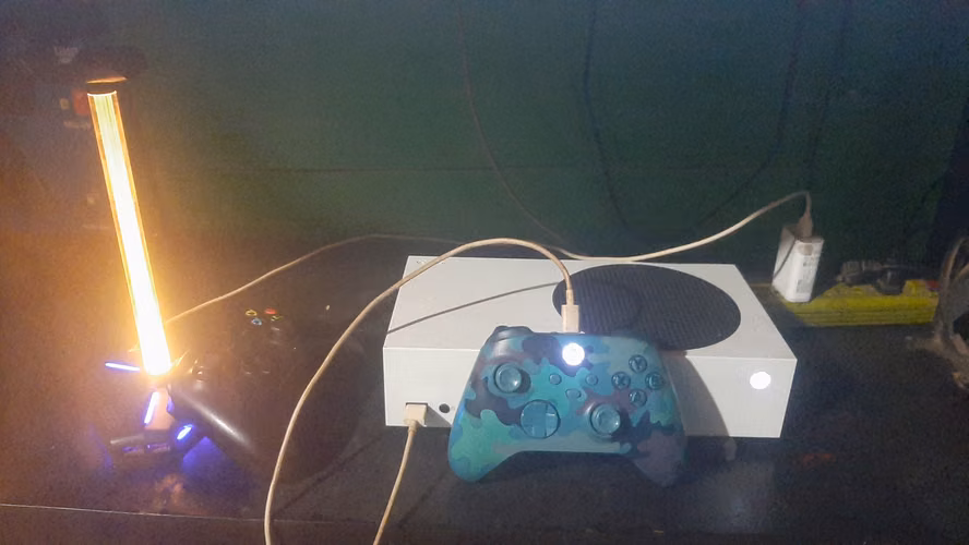 Xbox series s usada con 2 controles y soporte para auricular - Imagen 1