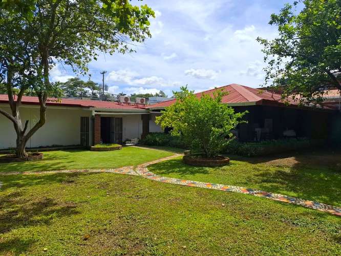 GG - ¡¡ Venta de casa con 1490 Vrs2 en Los Robles !!