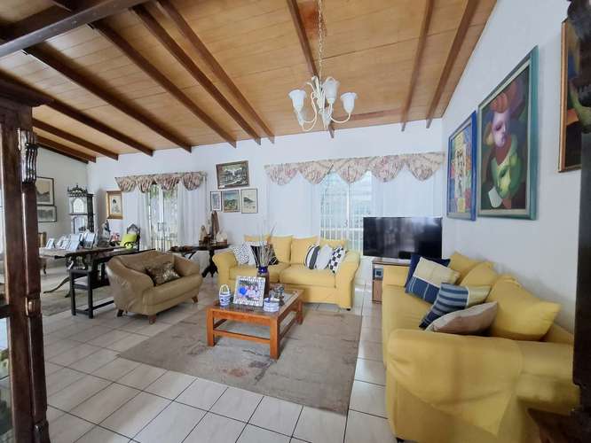 GG - ¡¡ Venta de casa con 1490 Vrs2 en Los Robles !!