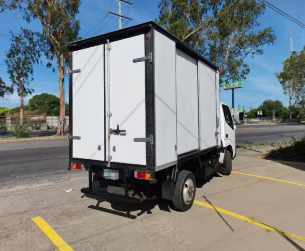 Hino 200 modelo 410 con cajón año 2025