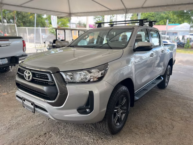 TOYOTA HILUX SR AÑO 2027 - Imagen 2