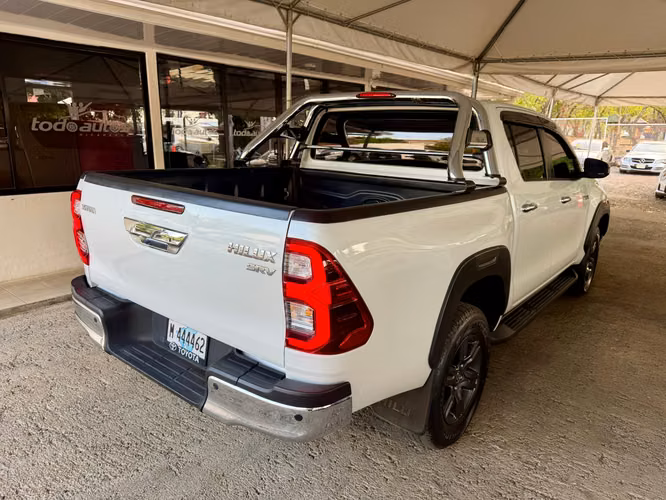 TOYOTA HILUX SRV AÑO 2026 - Imagen 4