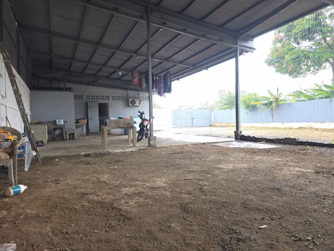 Hermosa casa en zona estratégica, amplio parqueo techado - Imagen 8