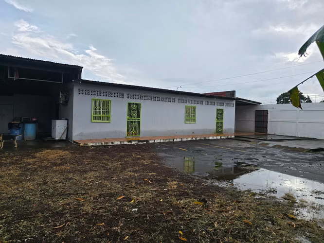 Hermosa casa en zona estratégica, amplio parqueo techado - Imagen 3