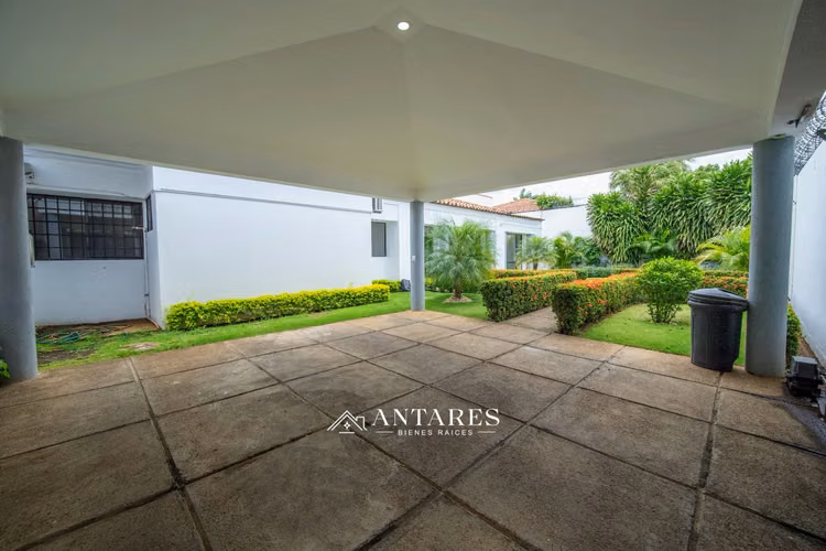 Amplia Casa con piscina en Santo Domingo - Imagen 11