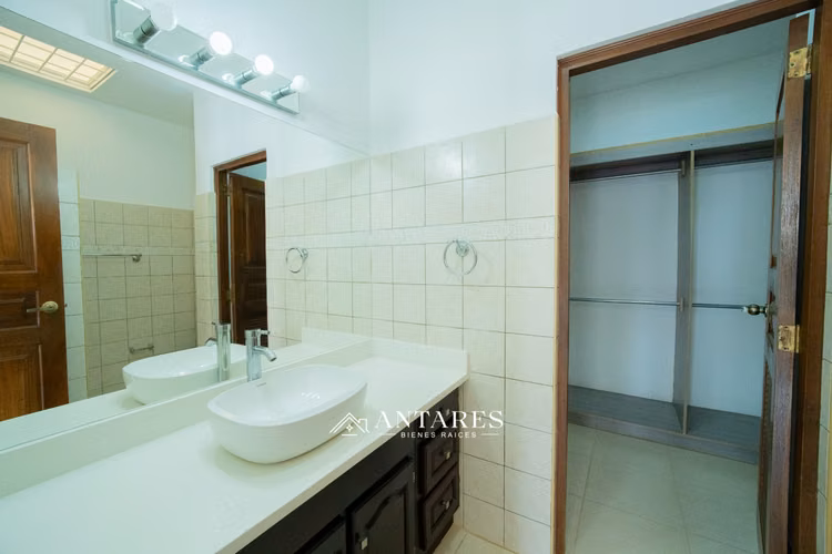 Amplia Casa con piscina en Santo Domingo - Imagen 9