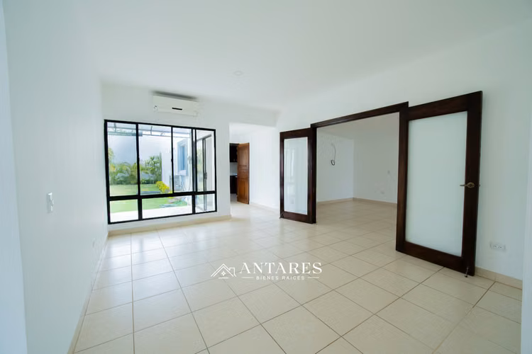 Amplia Casa con piscina en Santo Domingo - Imagen 6
