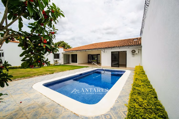 Amplia Casa con piscina en Santo Domingo