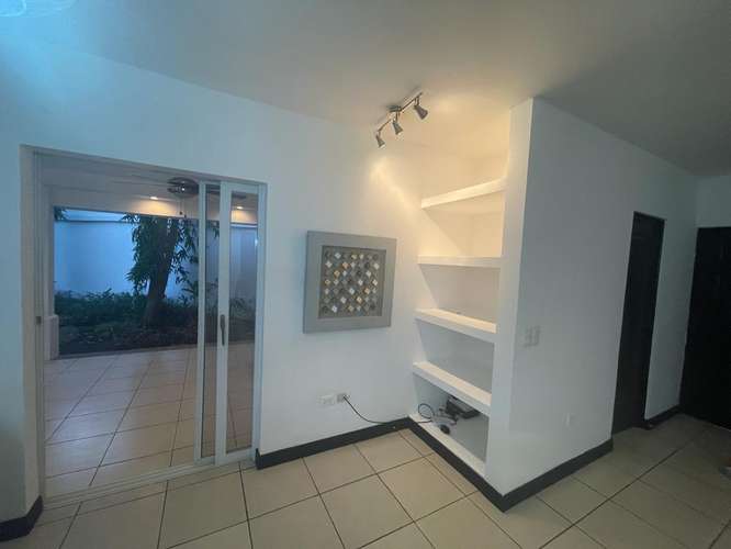 SE RENTA CASA AMUEBLADA DE 5 HABITACIONES EN LAS COLINAS, MANAGUA