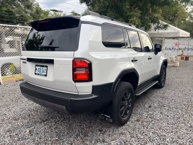 TOYOTA LAND CRUISER PRADO ADVENTURE AÑO 2027 - Imagen 3