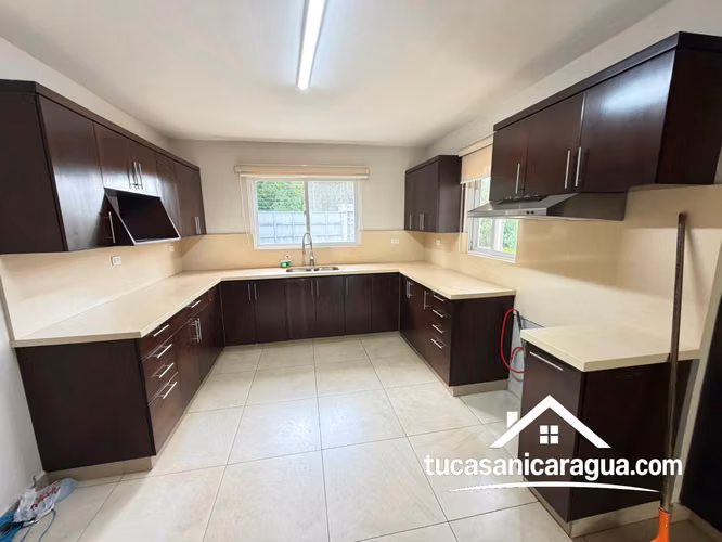 SE RENTA CASA CON PISCINA EN LAS COLINAS, MANAGUA - Imagen 4