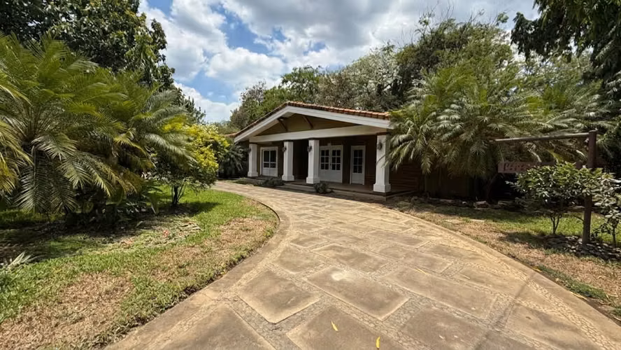 SE VENDE CASA CON AMPLIO TERRENO | CHINANDEGA - CORINTO  Ubicada en el Km 136 carretera Chinandega–Corinto, cerca del Co