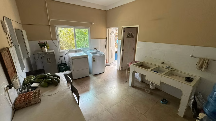 SE VENDE CASA CON AMPLIO TERRENO | CHINANDEGA - CORINTO  Ubicada en el Km 136 carretera Chinandega–Corinto, cerca del Co