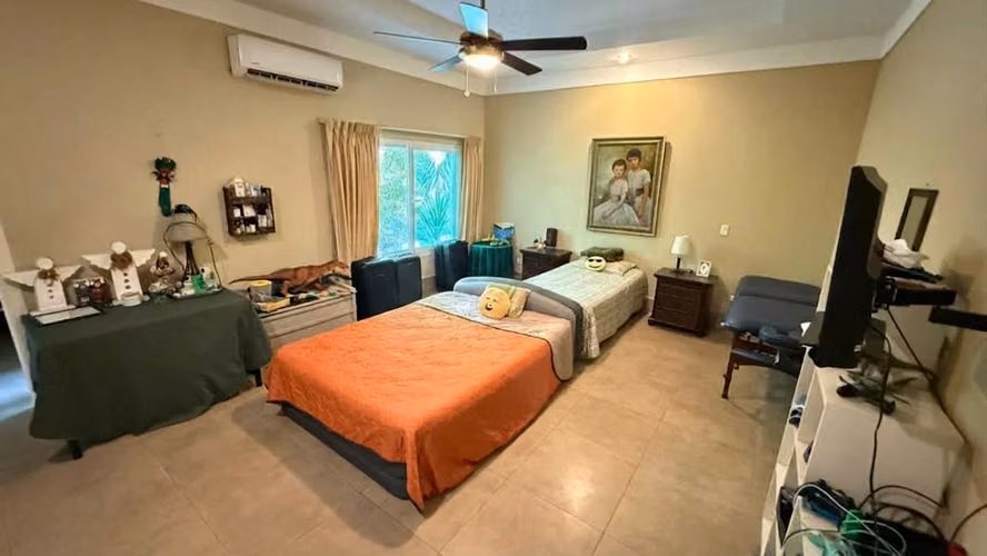 SE VENDE CASA CON AMPLIO TERRENO | CHINANDEGA - CORINTO  Ubicada en el Km 136 carretera Chinandega–Corinto, cerca del Co
