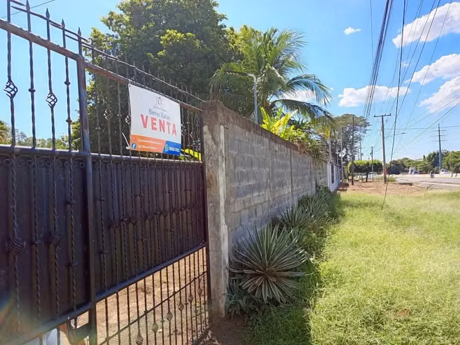 Chinandega , VENTA DE HERMOSA CASA CON PREDIO GRANDE A LA ORILLA DE LA CARRETERA, Kilómetro 133 1/2 (frente al Motel Éli