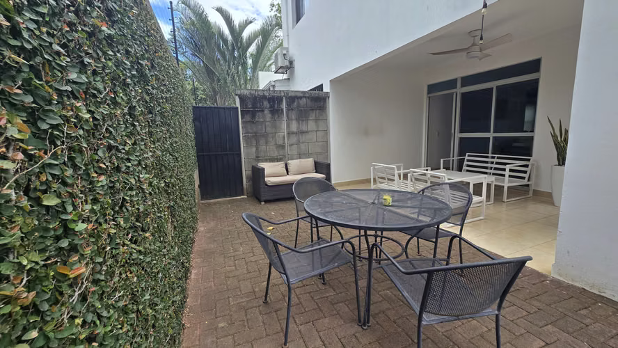 YA-Rento moderna casa amueblada en condominio en Santo Domingo - Imagen 6