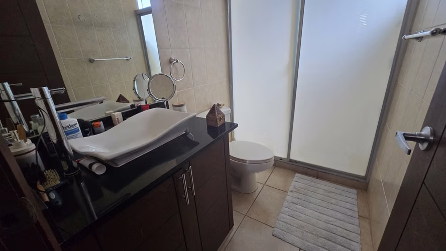 YA-Rento moderna casa amueblada en condominio en Santo Domingo - Imagen 11