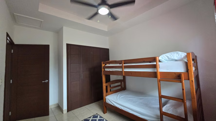 YA-Rento moderna casa amueblada en condominio en Santo Domingo - Imagen 15