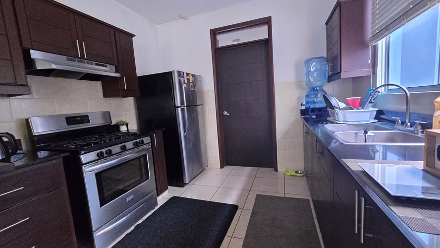YA-Rento moderna casa amueblada en condominio en Santo Domingo - Imagen 4