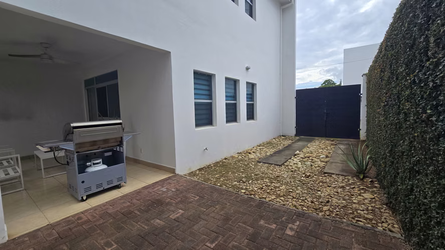 YA-Rento moderna casa amueblada en condominio en Santo Domingo - Imagen 7