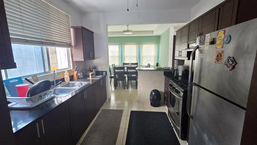 YA-Rento moderna casa amueblada en condominio en Santo Domingo - Imagen 3