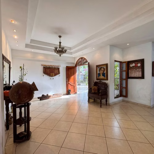YA-Casa en Venta en Las Colinas, Managua con Piscina | 1,811 m² de Terreno - Imagen 5
