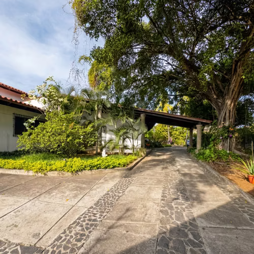 YA-Casa en Venta en Las Colinas, Managua con Piscina | 1,811 m² de Terreno - Imagen 2