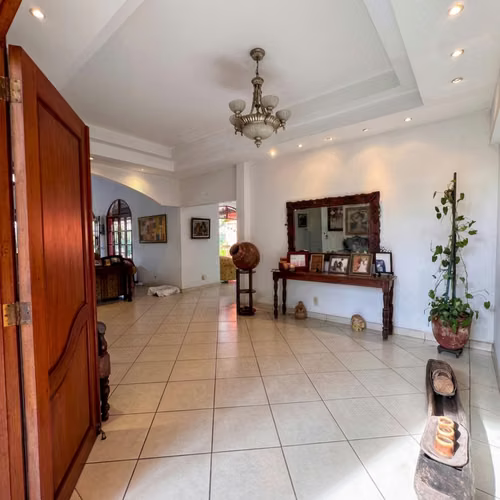 YA-Casa en Venta en Las Colinas, Managua con Piscina | 1,811 m² de Terreno - Imagen 3