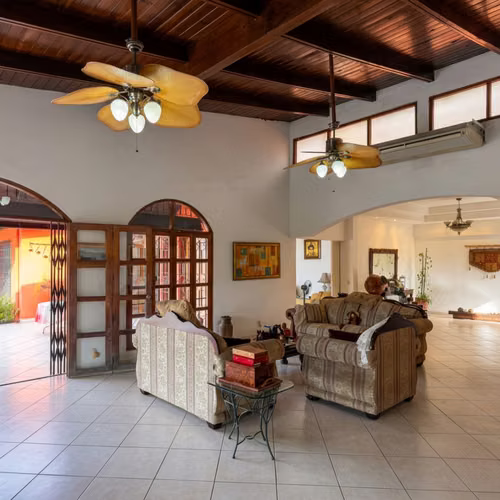 YA-Casa en Venta en Las Colinas, Managua con Piscina | 1,811 m² de Terreno - Imagen 10