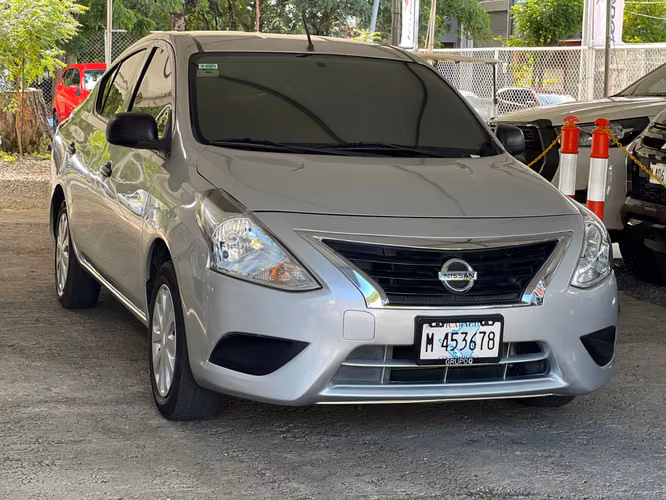 NISSAN VERSA AÑO 2023