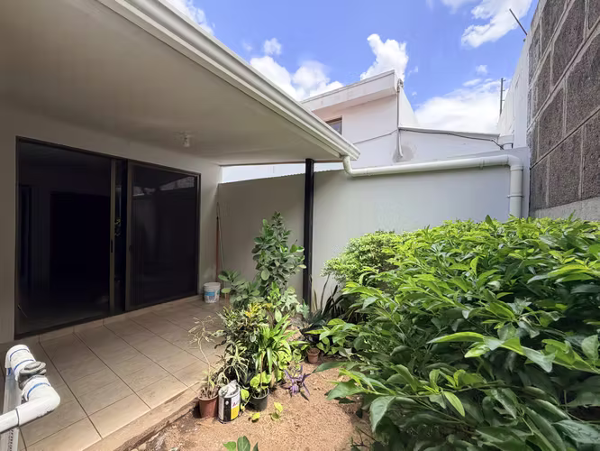  SE RENTA CASA SEMIAMUEBLADA EN SANTO DOMINGO(ZONA DEL VIVIAN PELLAS)