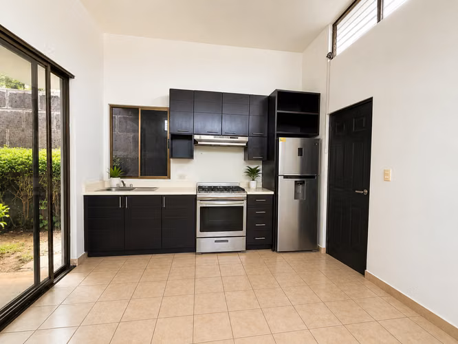  SE RENTA CASA SEMIAMUEBLADA EN SANTO DOMINGO(ZONA DEL VIVIAN PELLAS)