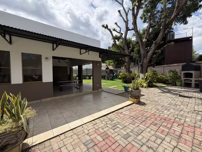  SE RENTA CASA SEMIAMUEBLADA EN SANTO DOMINGO(ZONA DEL VIVIAN PELLAS)