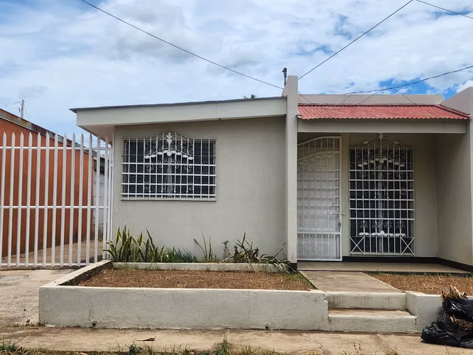 Se alquila casa en Valle Santa rosa 