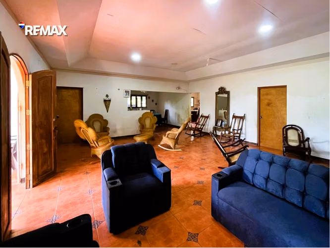 Casa con Amplio Terreno en Dolores
