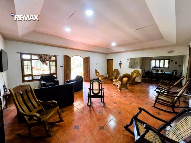 Casa con Amplio Terreno en Dolores