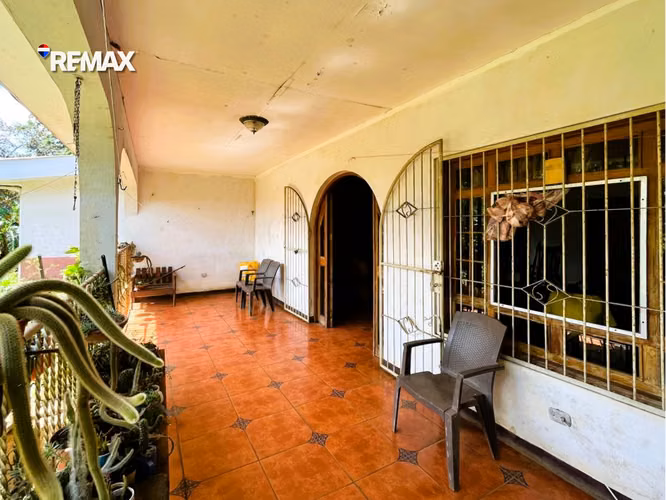 Casa con Amplio Terreno en Dolores