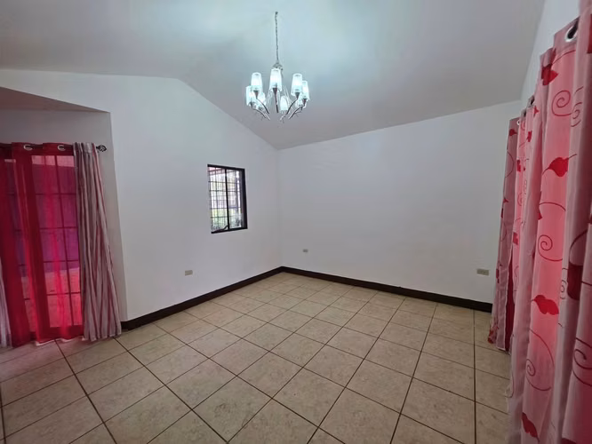 Bonita casa con 940 vrs2 en Residencial Santa Cecilia NEGOCIABLE