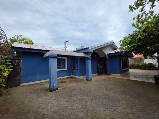 Bonita casa con 940 vrs2 en Residencial Santa Cecilia NEGOCIABLE