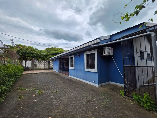 Bonita casa con 940 vrs2 en Residencial Santa Cecilia NEGOCIABLE