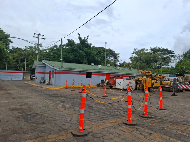 GG - Venta de local comercial ideal para plantel o bodega en Sabana Grande. 