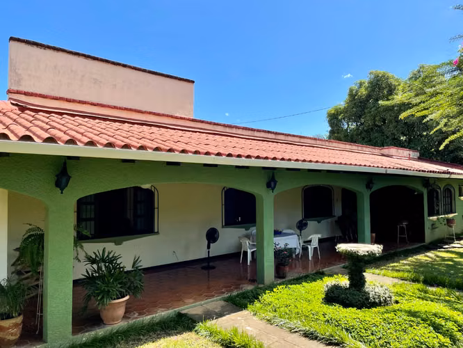 Beautiful family home within private residential development. - Imagen 4