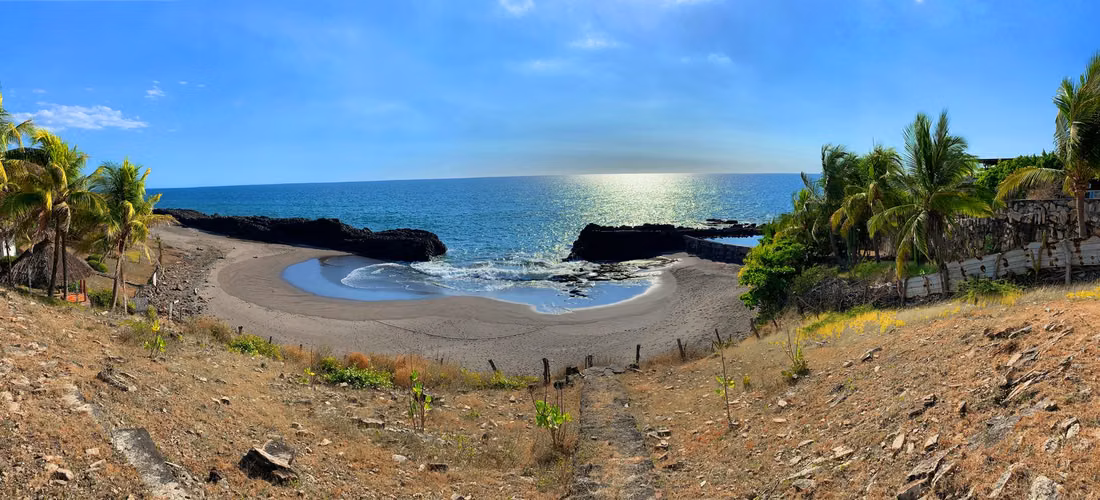 Dreamy beachfront property, amazing view from hilltop