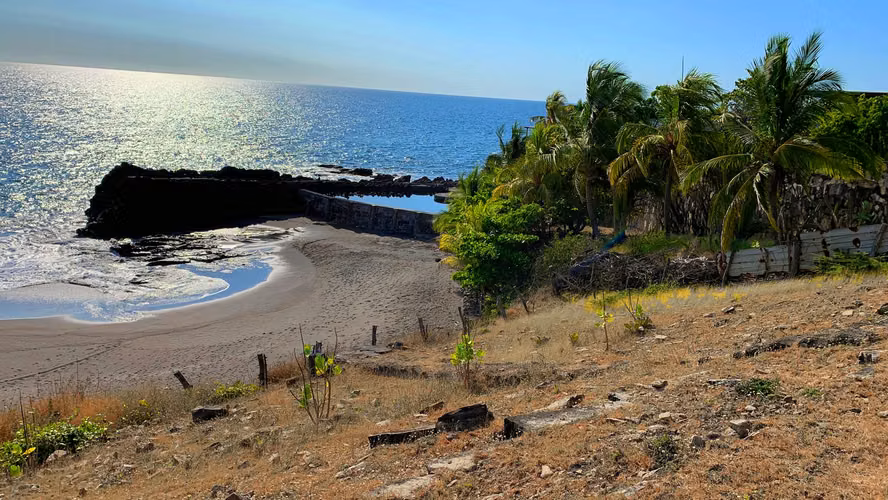 Dreamy beachfront property, amazing view from hilltop - Imagen 2