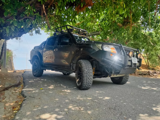 Vendo Nissan Frontier modificada única en su estado  - Imagen 2
